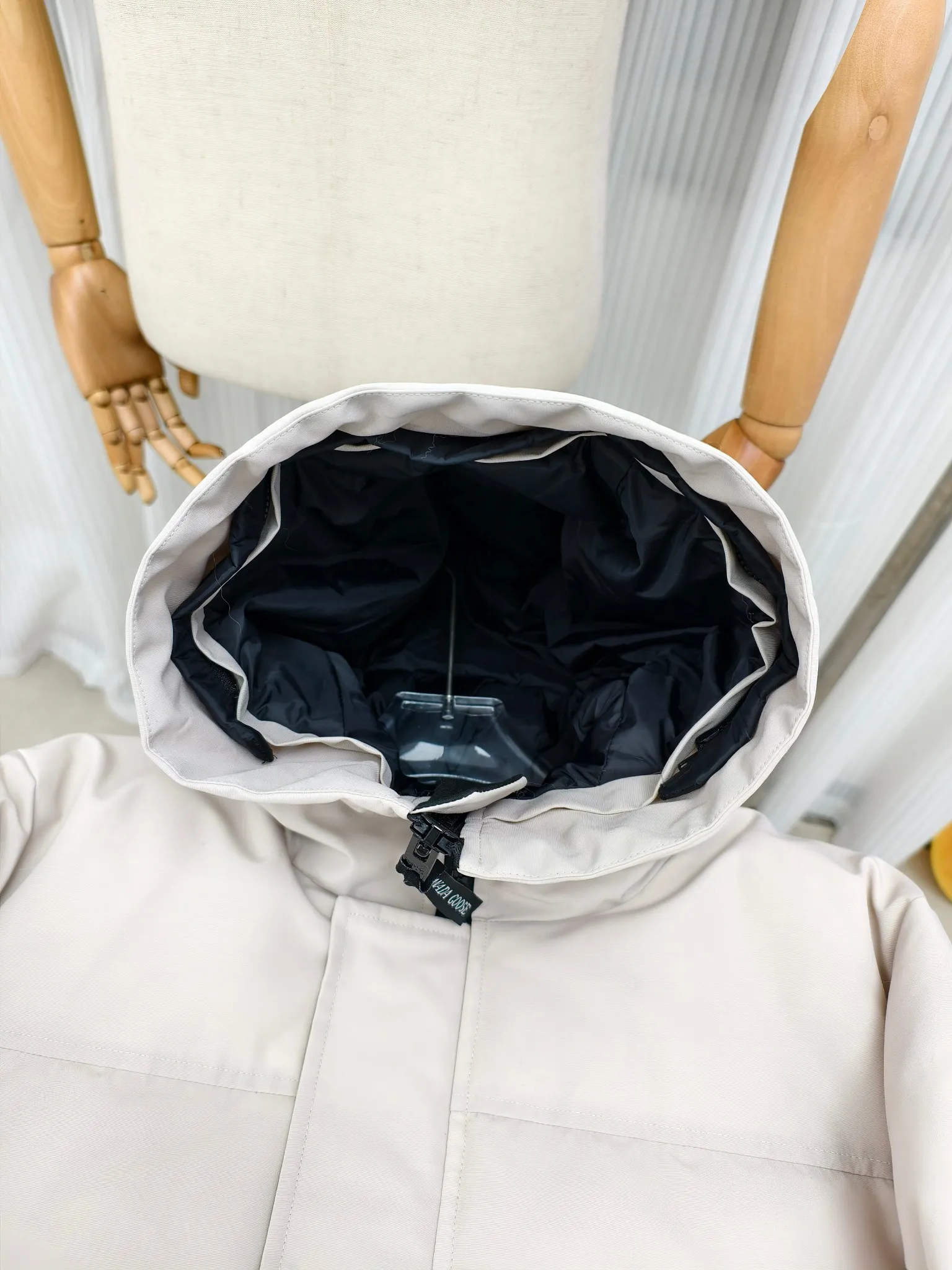 P700————2080M/New 17 models (higher version) Canada goose MacMillan parka. The MacMillan Parka features an innovative design with a streamlined hood detail, added shoulder straps and two additional interior pockets. This hip-length parka offers warmth and style with its quilted design and curved hem. Filled with extremely fluffy white duck down. The MacMillan Parka provides essential protection in all weathers. The adjustable down-connected hood improves warmth and protects against harsh weather. Rib knit cuffs tucked into the interior. The hood is equipped with a detachable zipper guard, and the hood trim can be replaced to create a personalized style and provide more protection (this jacket can be matched with wolf fur collar accessories, choose by yourself) ❤️The only version in the market Color: black red label black black label gray red label gray black label off-white red label navy red label Size: XS-2XL